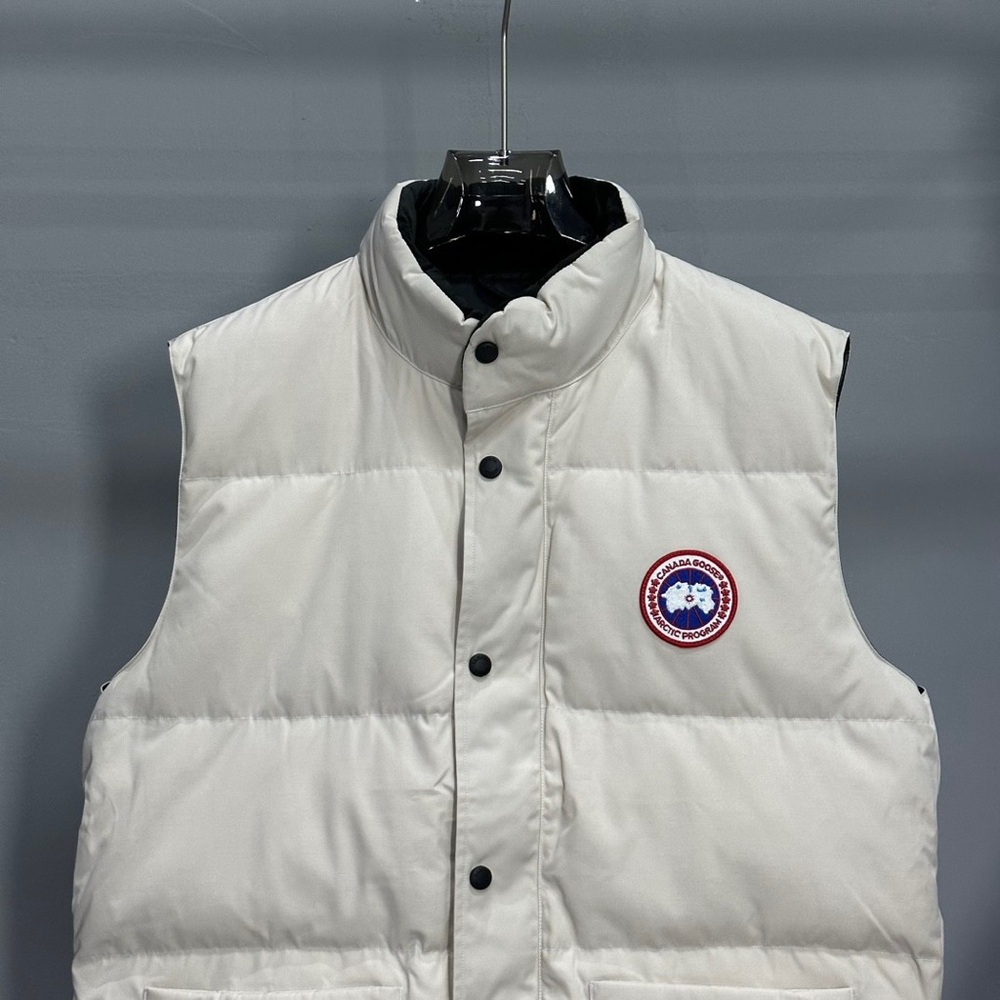 🍒 Canada Goose Cream Vest with Arctic Program Patch - Picture 3 of 6